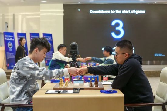 把美女脱得光溜溜挠痒痒